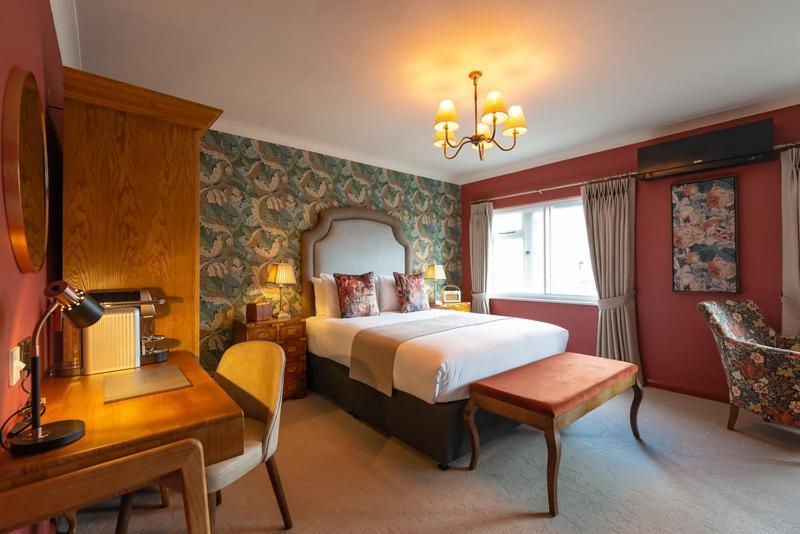 The Bear Hotel Bath Exterior photo