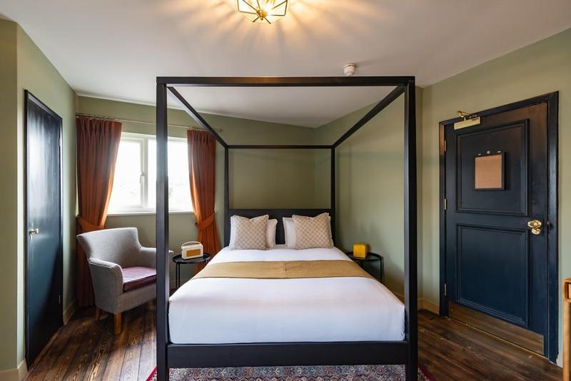 The Bear Hotel Bath Exterior photo