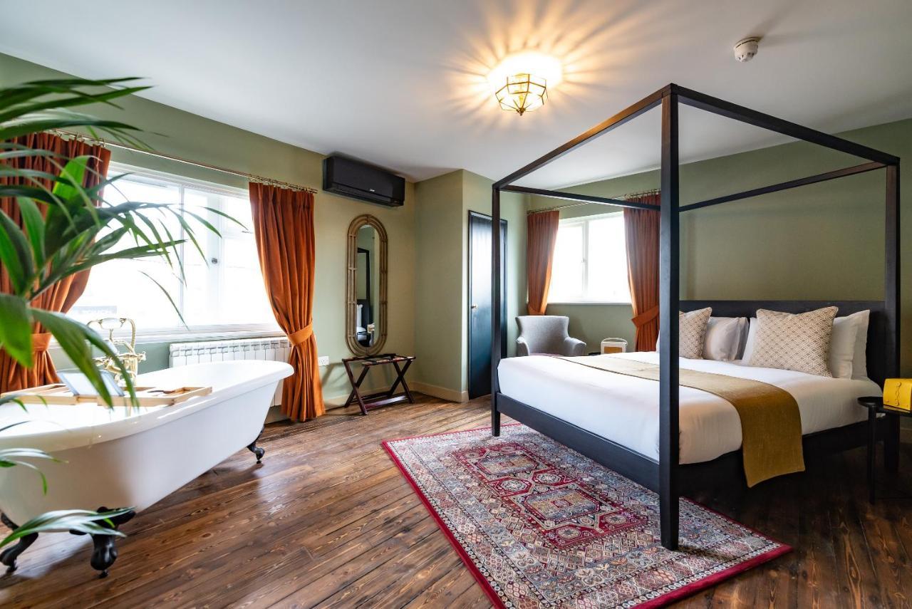 The Bear Hotel Bath Exterior photo
