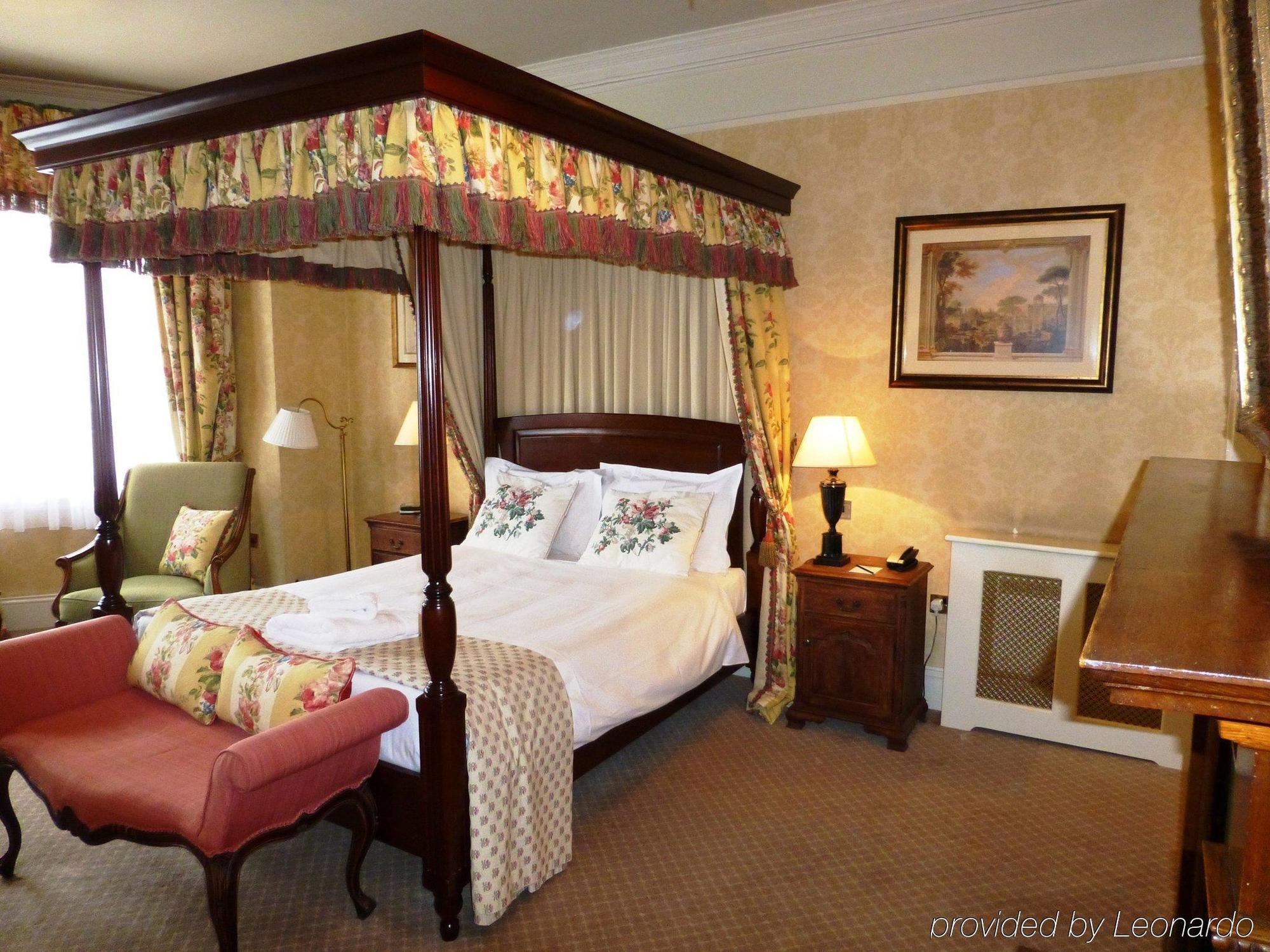 The Bear Hotel Bath Exterior photo