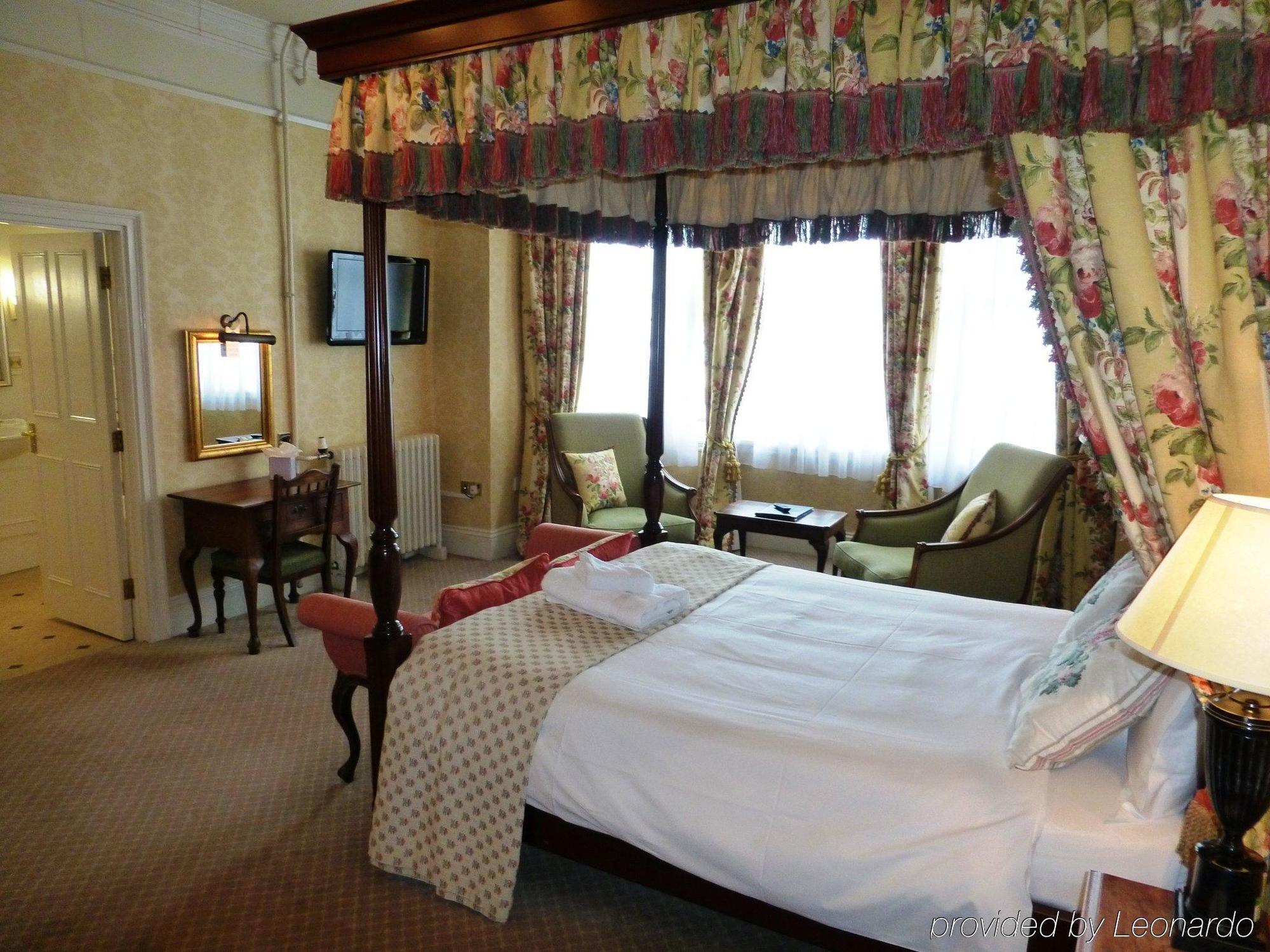 The Bear Hotel Bath Exterior photo